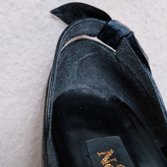 Black pumps - heel tips need replacement - Picture 9 of 15